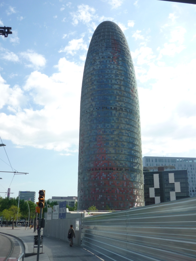 Torre Agbar y su curiosa forma